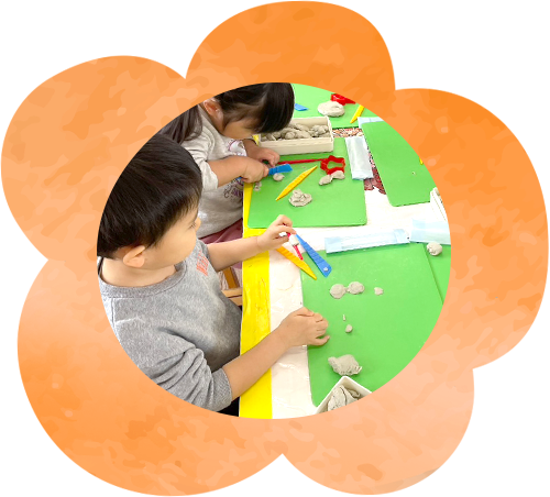 粘土で遊ぶ子供たち